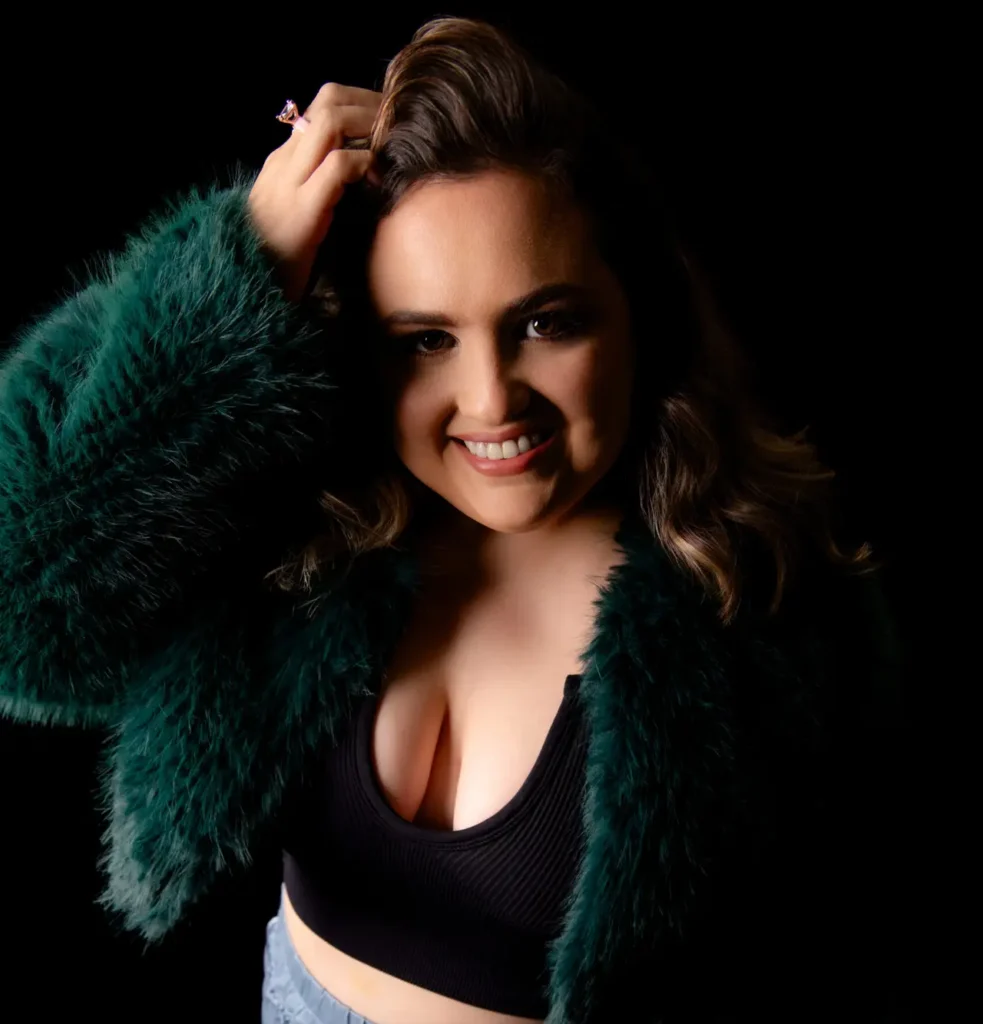 Desde Monterrey, Nuevo León, Irma Lúx viene a hacerte bailar. Con un sonido que camina libremente entre la oscuridad elegante del pop electrónico y el músculo emocional del rock, Irma Lúx entiende la música como un espacio de transición. Su propuesta quedó clara con su sencillo debut, "Sexy is a Vibe", un recordatorio bailable de que la sensualidad no es una pose para impresionar, sino una vibra interna y un poder para soltar la tristeza. Manteniendo el pie en el acelerador, próximamente compartirá su segundo sencillo, "Corazón a Mil por hora", elevando aún más las revoluciones de su universo sonoro.